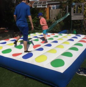 Piepūšamā Twister spēle